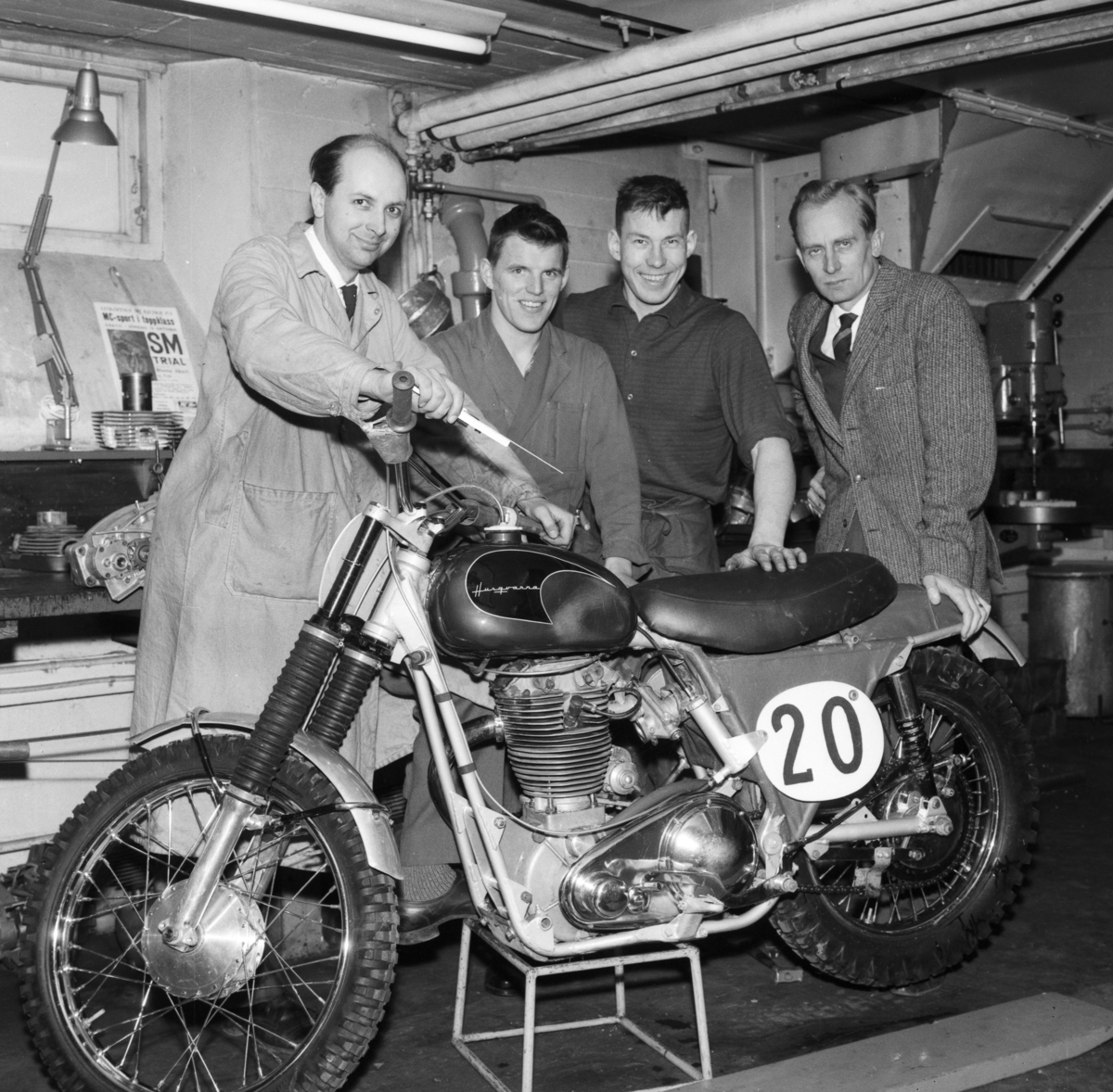 Besök i tävlingsverkstaden på Huskvarna AB. Från vänster konstruktör Ruben Helmin (1), Tibblins mekaniker Morgan Hjalmarsson (2), Världsmästare i motocross år 1962 och 1963 Rolf Tibblin (3), Tävlingsledare Bror Jaurén (4).