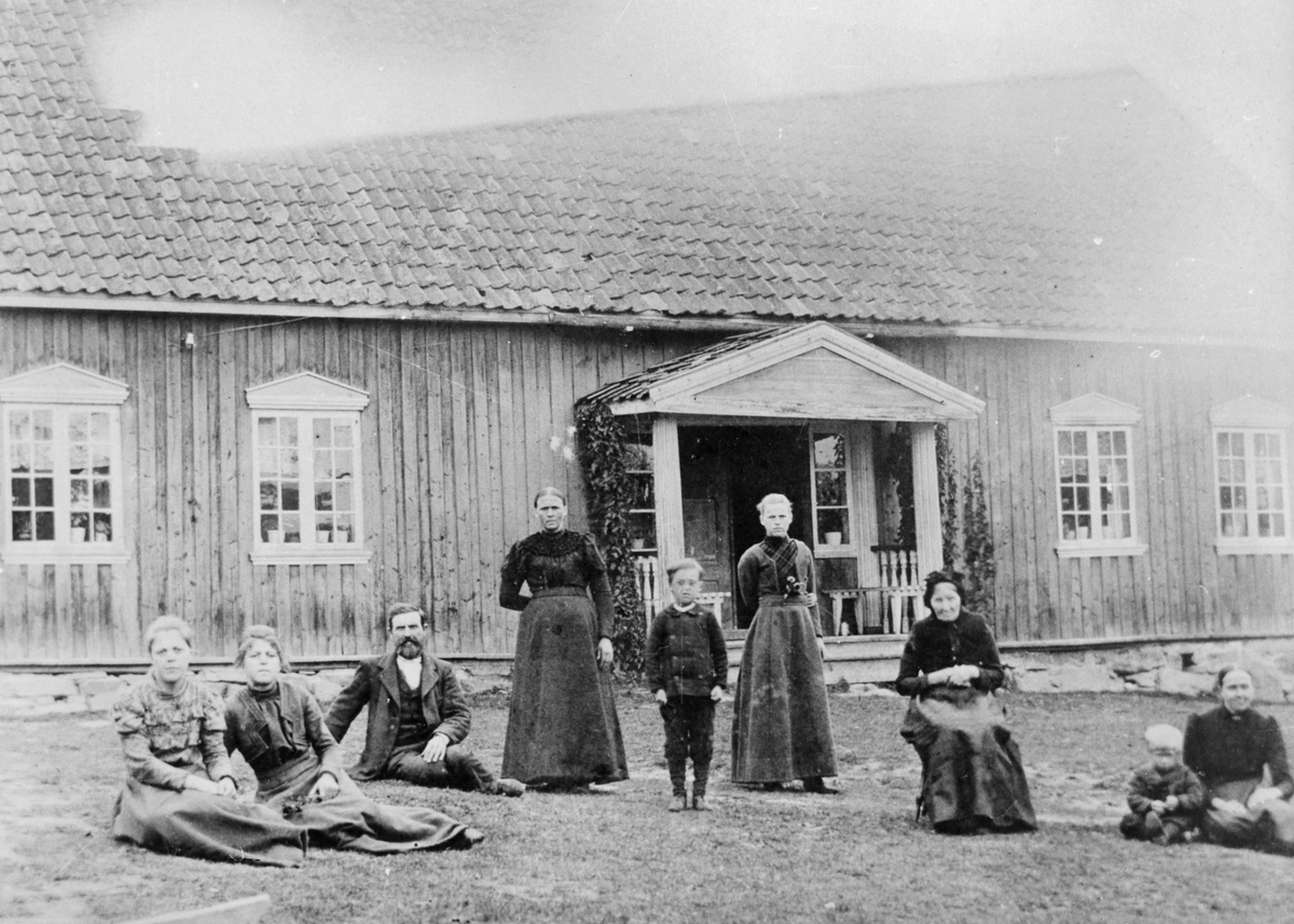 Gruppebilde fra Nordre Skullerud, ca. 1900, fra venstre: Elise Skullerud, Inga Skullerud (g. Faugli), Olai og Emilie Skullerud, Ole Skullerud, Anne Skullerud (g. Moen), Berthe Marie Skullerud, Johan Skullerud og Karen Moen.