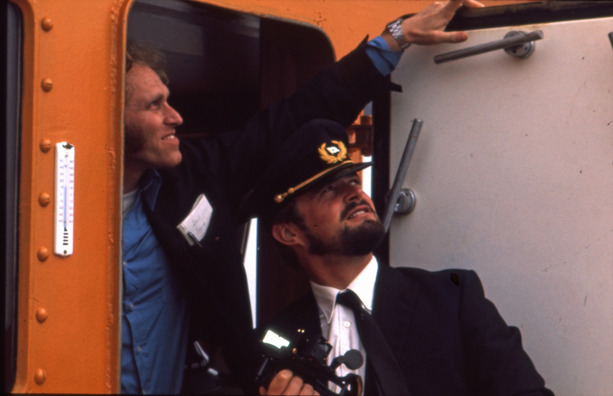 Fotografen poserer i styrmannsuniform ombord i M/S ‘Tender Captain’ (b. 1976, Ulstein Hatlo A/S, Ulsteinvik).