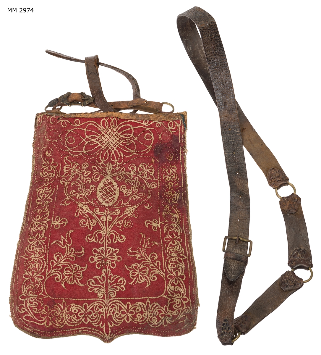 Sabeltaska med lädergehäng för preussisk officer. Av läder med framsidan klädd med rött broderat ylletyg.