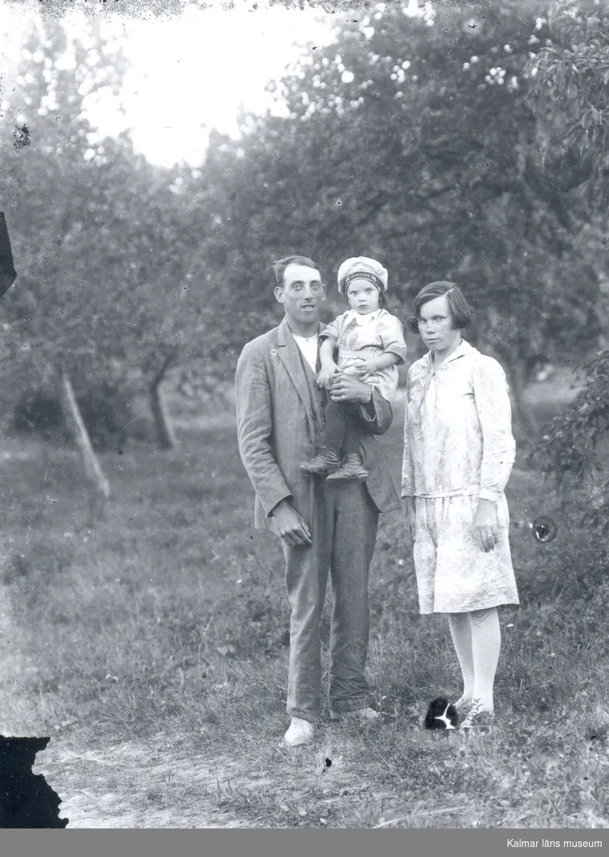 Bild ifrån Harnäs i Misterhult.
Erik Oskar Andersson, f. 1902 i Gladhammar, med maka Svea, f. Söderberg 1906 i Kallsebo, Misterhult och sonen Kurt Erik Herbert f. 1928 i Harnäs, Misterhult.