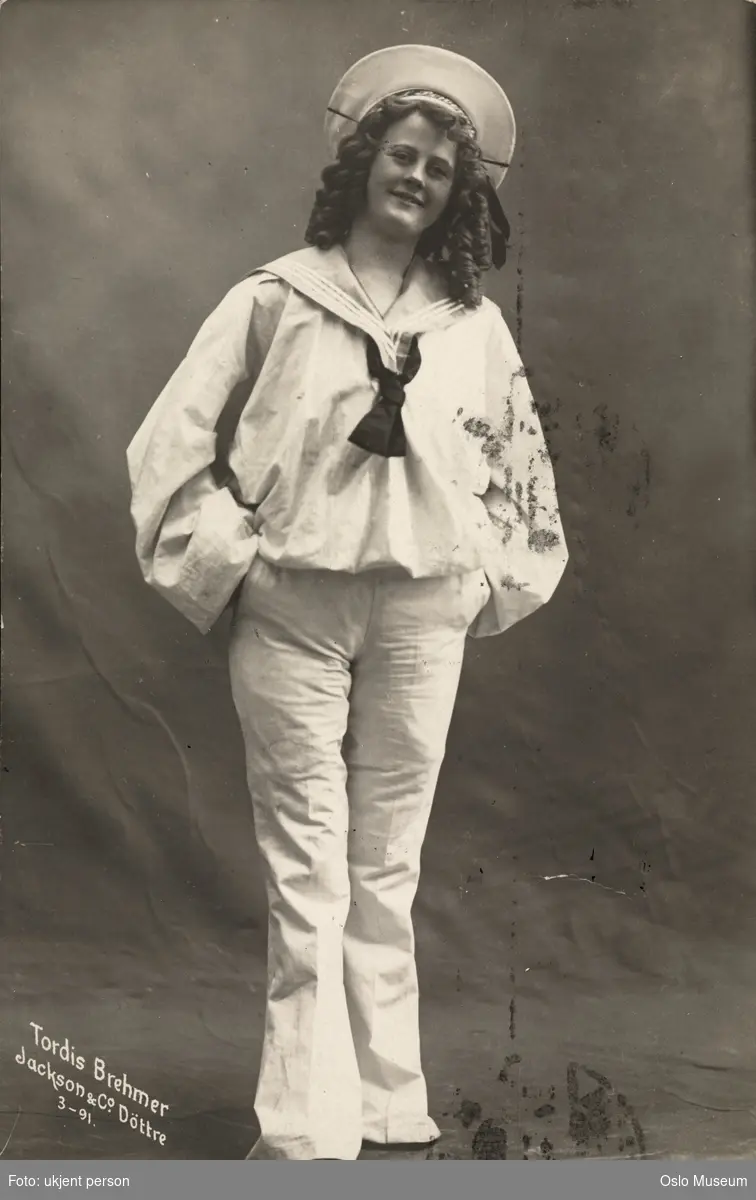 portrett, kvinne, skuespillerinne, "Jackson & Co. Döttre" på Centralteatret, stående helfigur, kostyme