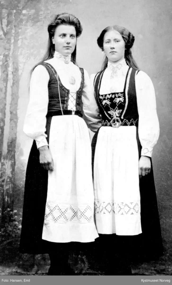 Embjørg Finne med søster i bunader