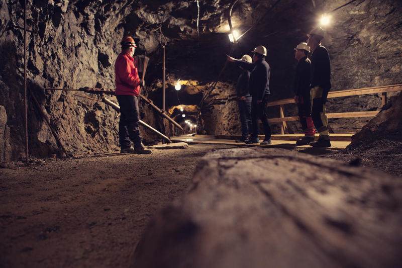 På omvisningsrunden i Gammelgruva stopper vi opp og forklarer om driftsmetoder i gruva gjennom 333 år med gruvedrift