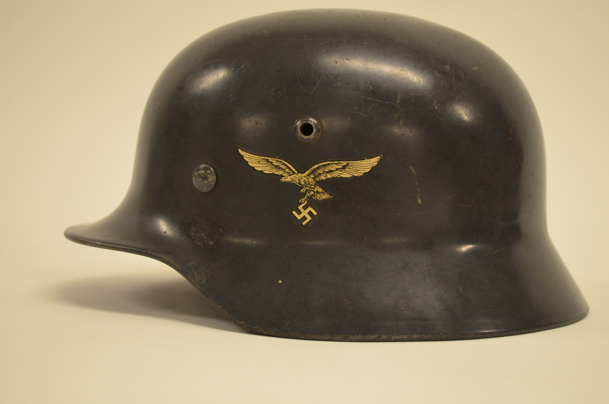 Tyskerhjelmen, "Stahlhelm M 35", ble opprinnelig brukt av en soldat som tjensestegjorde under den tyske okkupasjonsmakten  i Norge i 1944-45. På utsiden er hjelmen grå-blå, hjelmdecal med den tyske ørn og hakekors i gull med svarte kanter på venstre side, Kokarde i de tyske nasjonalfargene, svart, hvitt og rødt på høyre side.  På innsiden er hjelmen "foret" med lær.