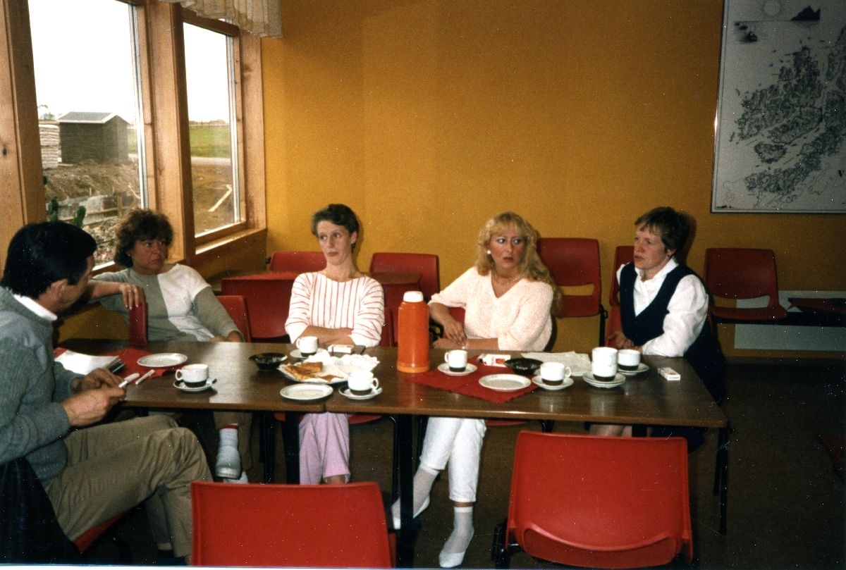 Lufthavn/Flyplass. Skagen, Stokmarknes. En gruppe personer, ansatt i Widerøe Catering, samlet ved et bord i avgangshallen/kafeteriaen