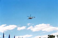 Et helikopter av typen Sea King, flyr oppvisning under et fl