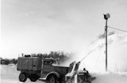 Lufthavn/Flyplass. Bodø. En snøfreser i arbeid med å fjerne 