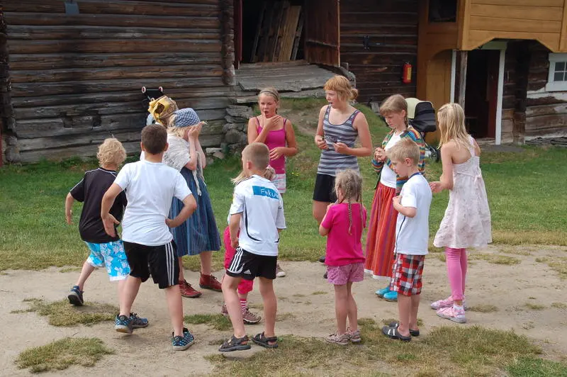 barn i lek på dølmotunet