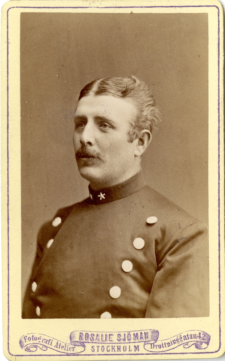 Porträtt av Hugo William Hamilton, underlöjtnant vid Svea livgardet I 1.

Se även bild AMA.002139 och AMA.0007499.