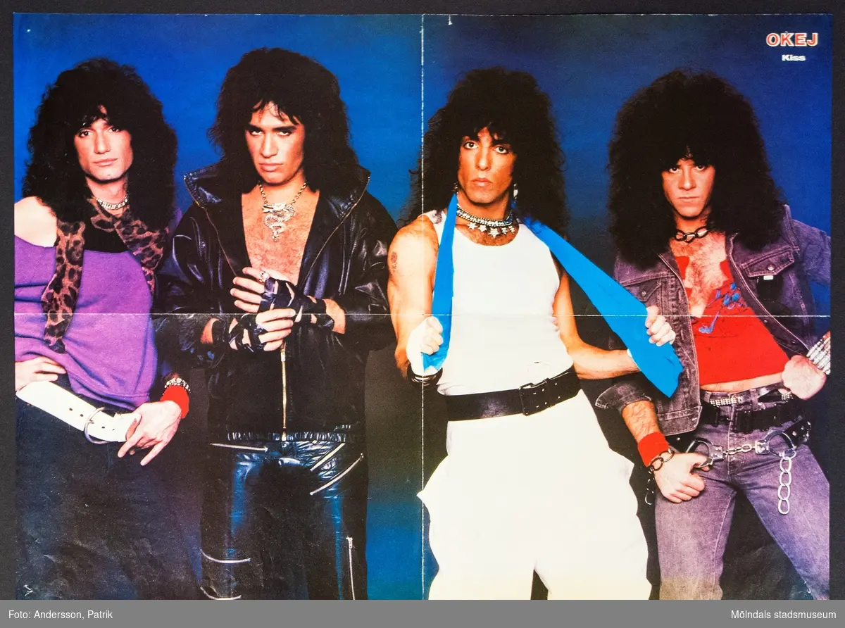 Poster från tidningen Okej, Nr. 9 1985, pris 
11,75 kr. 

Postern är dubbelsidig. 
På posterns ena sida finns  Howard Jones, brittisk sångare som fick sitt genombrott 1984 med låtarna "New Song", "What Is Love?", "Hide And Seek" och "Pearl In The Shell". 

På andra sidan av postern finns: Kiss, en amerikansk rockgrupp som fick sitt stora genombrott i mitten av 1970-talet och är fortfarande aktiva idag.

Tidningen Okej var en poptidning som gavs ut första gången 1980. Den gjorde succé under 1980-talet och räknas som Sveriges största poptidning. Det som gjorde tidningen speciell var blandningen mellan hårdrock och svensk popmusik. Både killar och tjejer läste tidningen. Sista nummret av tidningen Okej gavs ut 2010.