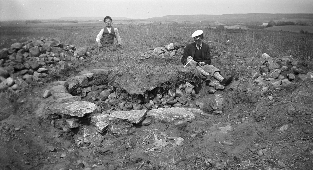 Utgrävning av varggrop med intilliggande skelettgrav.