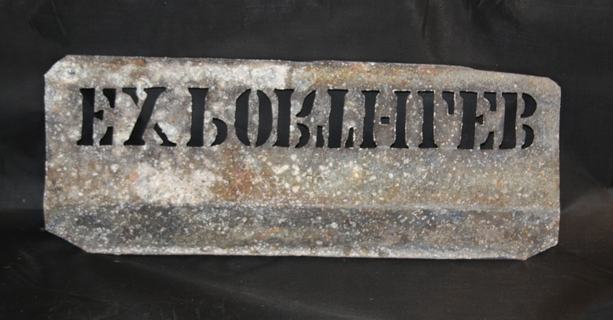 Form: Rektangulær metallplate med perforert/utstansa skrift til bruk for å merka sildetønner.