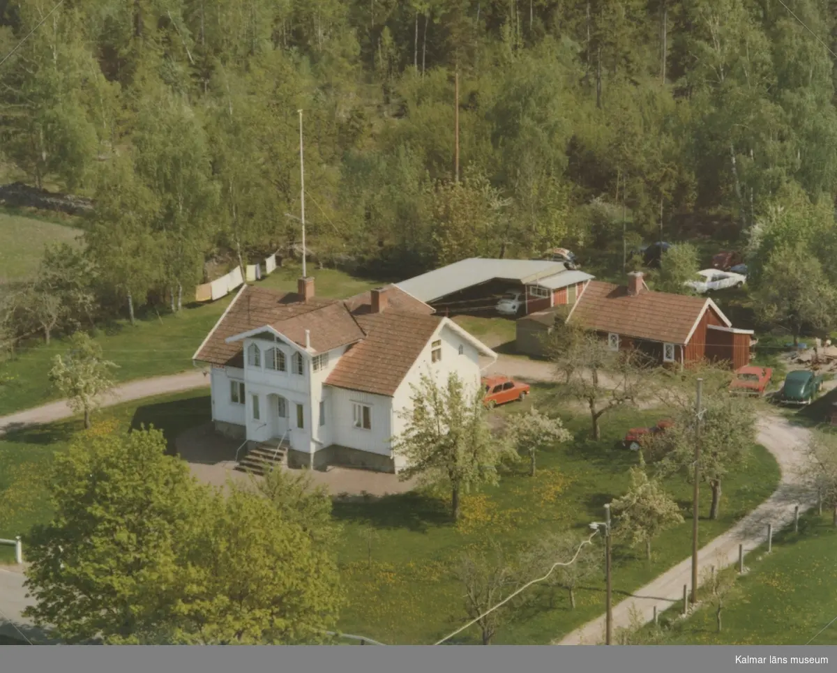 Flygfoto över Pataholm. Enfamiljshus med sidobyggnad.
