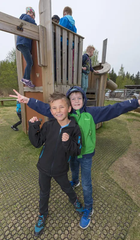 Fornøyde barn foran klatrestativet