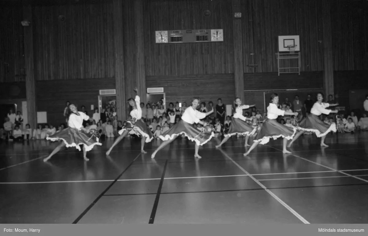Kållereds Gymnastikförening har uppvisning i Ekenhallen i Kållered, år 1984. "Rysk dans av Gonerabaletten, Kållered."

För mer information om bilden se under tilläggsinformation.