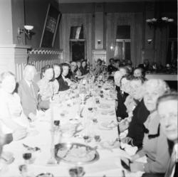 Vardens arkiv. "Fest for Sally Knutsen i Festiviteten"  28.0