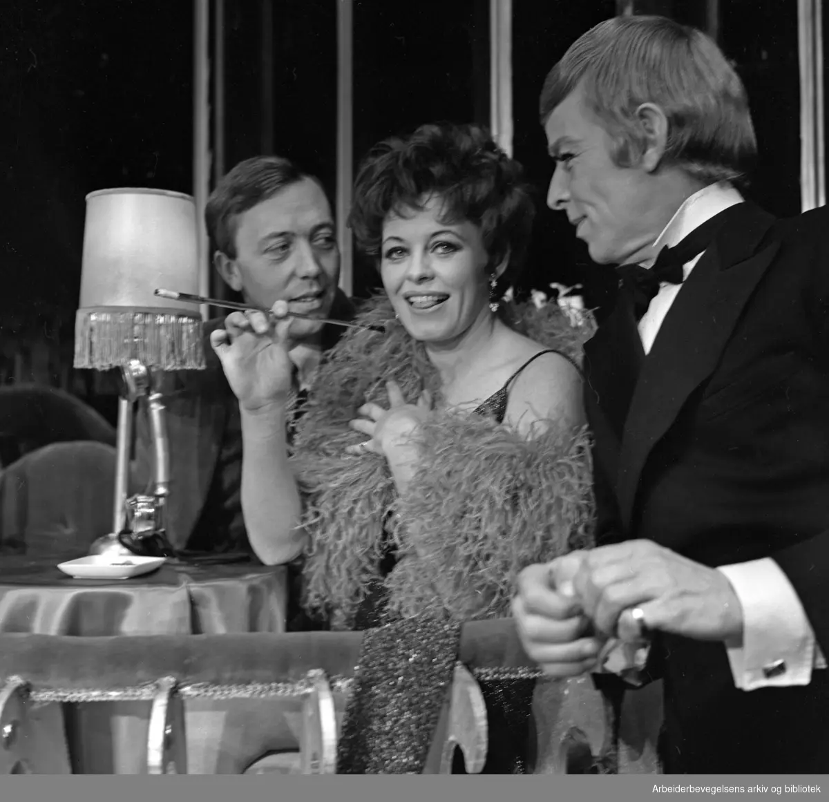 Oslo Nye Teater. .CABARET. Premiere 08.11.1968..Kari Simonsen i rollen som Sally Bowles, flankert av Per Theodor Haugen (tv) og en av danserne.