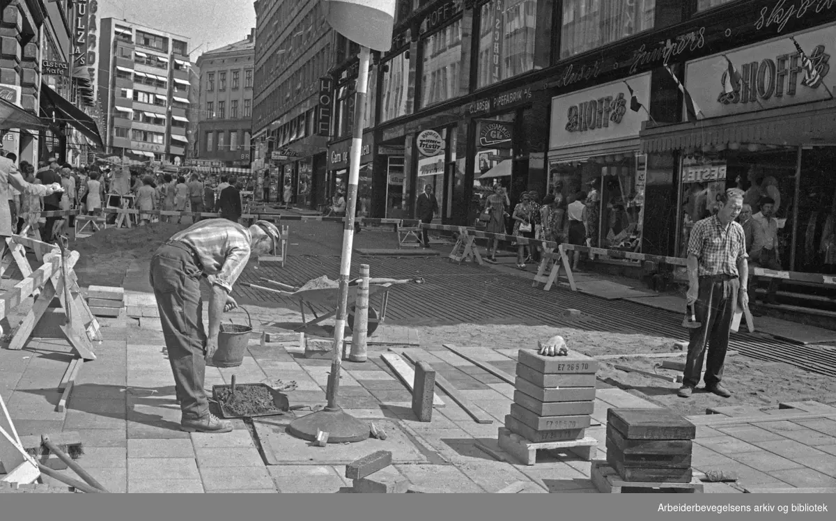 Montering av varmekabler og legging av steinheller i Lille Grensen. 1970.