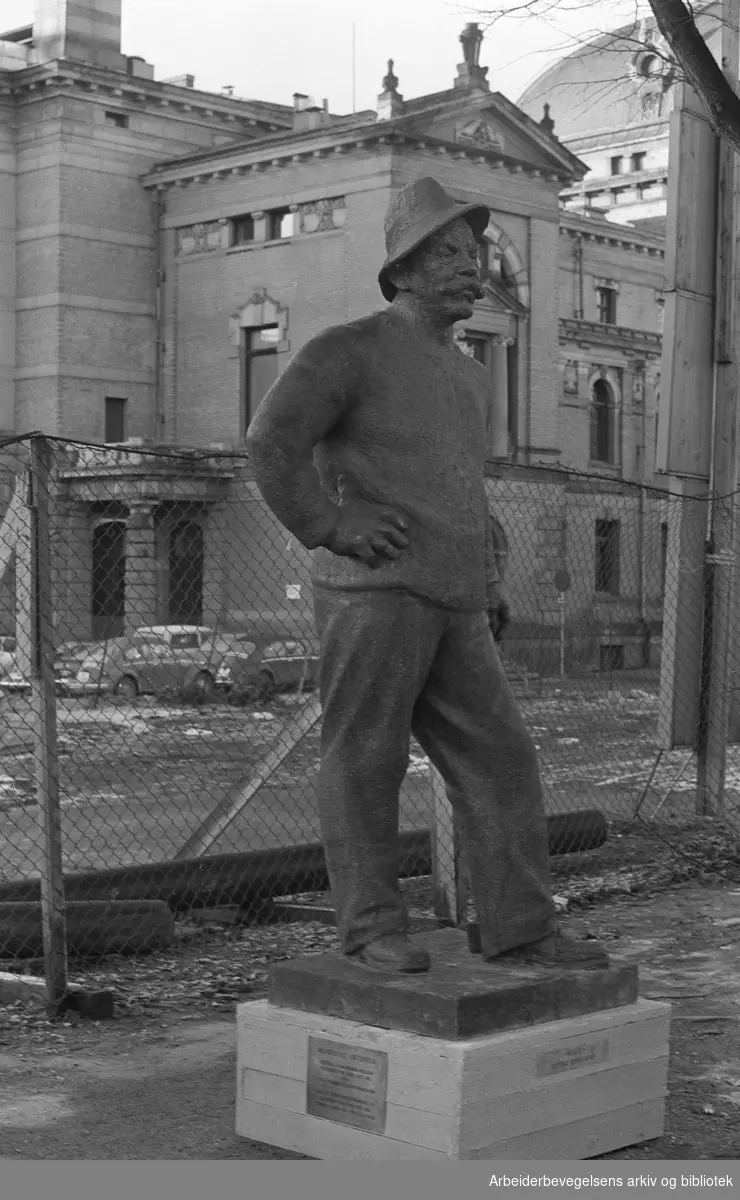 Billedhuggeren Ottar Espelands skulptur av rallaren "Kalle"..Månedens skulptur i Studenterlunden - Karl Johans gate, januar 1977.