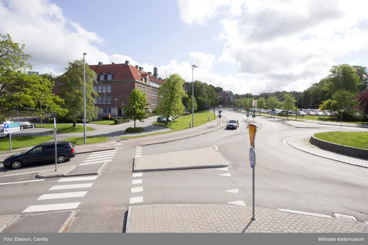 Allén vid Kvarnbyskolan. Här ligger både väg, rondell och parkering.