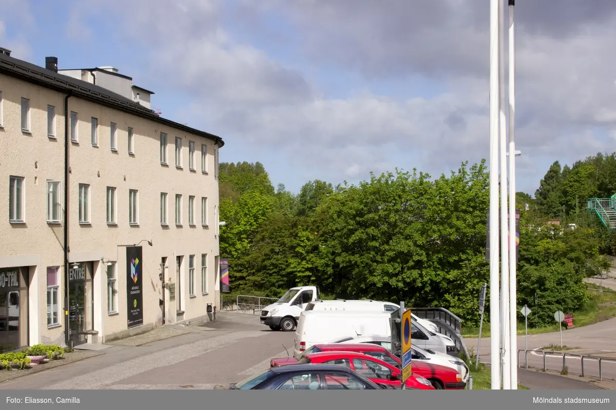 Till vänster ligger Samuelsons fabrik "Strumpan" kvar även om strumptillverkningen dock är ett minne blott. Sedan 2001/2002 huserar bl. a Mölndals stadsmuseum, Forscaféet och Föreningsarkivet här (Kvarnbygatan 12). Till höger ses trapporna upp till gångbron (mellan Kvarnbygatan och Ormåsgatan) över järnvägen.