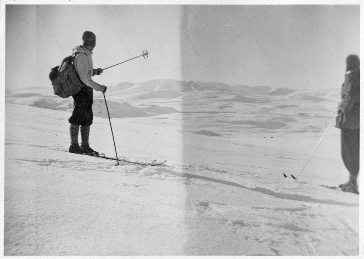 Thorleif Hoffs album 1, side 4. Album fra Thorleif Hoff som dokumenterer anleggsvirksomheten i Glomfjord på 1950-tallet