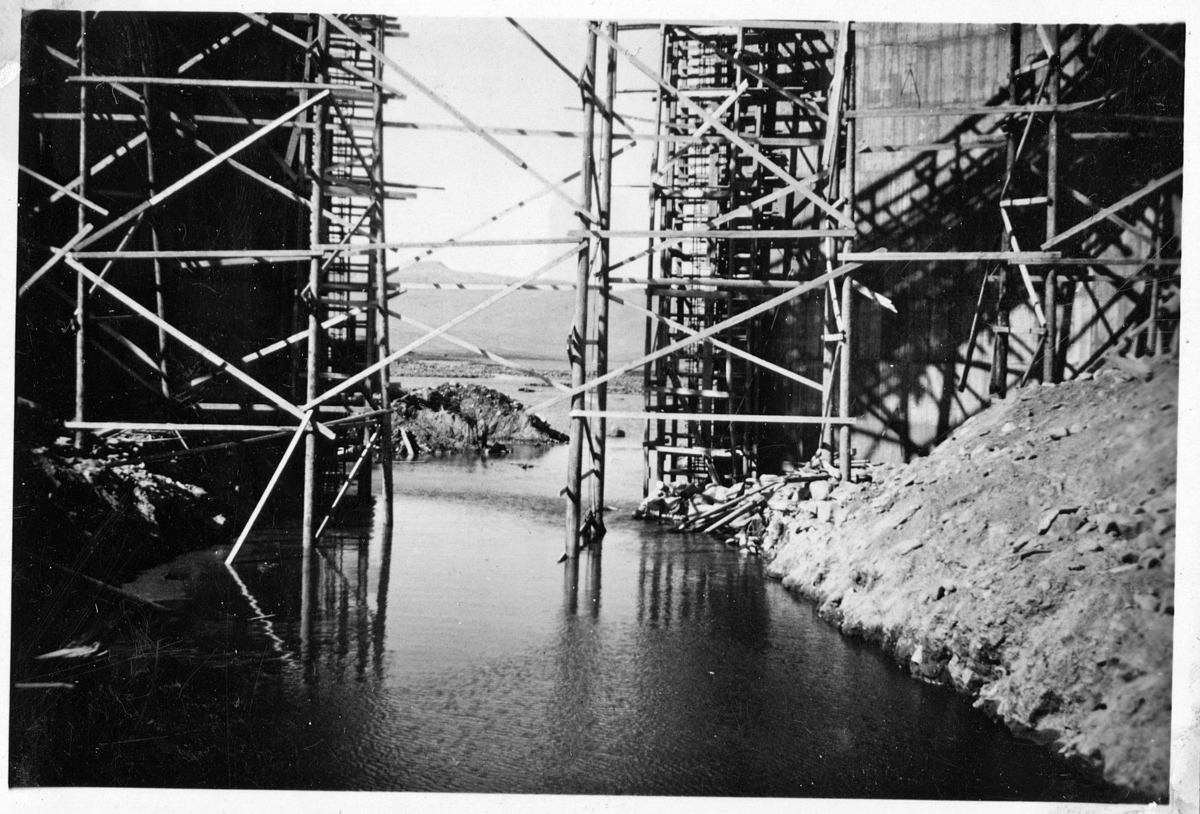 Thorleif Hoffs album 1, side 10. Album fra Thorleif Hoff som dokumenterer anleggsvirksomheten i Glomfjord på 1950-tallet