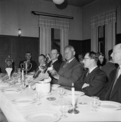 Vardens arkiv. "Skiens Lærlingsskoles avslutningsfest i Hånd