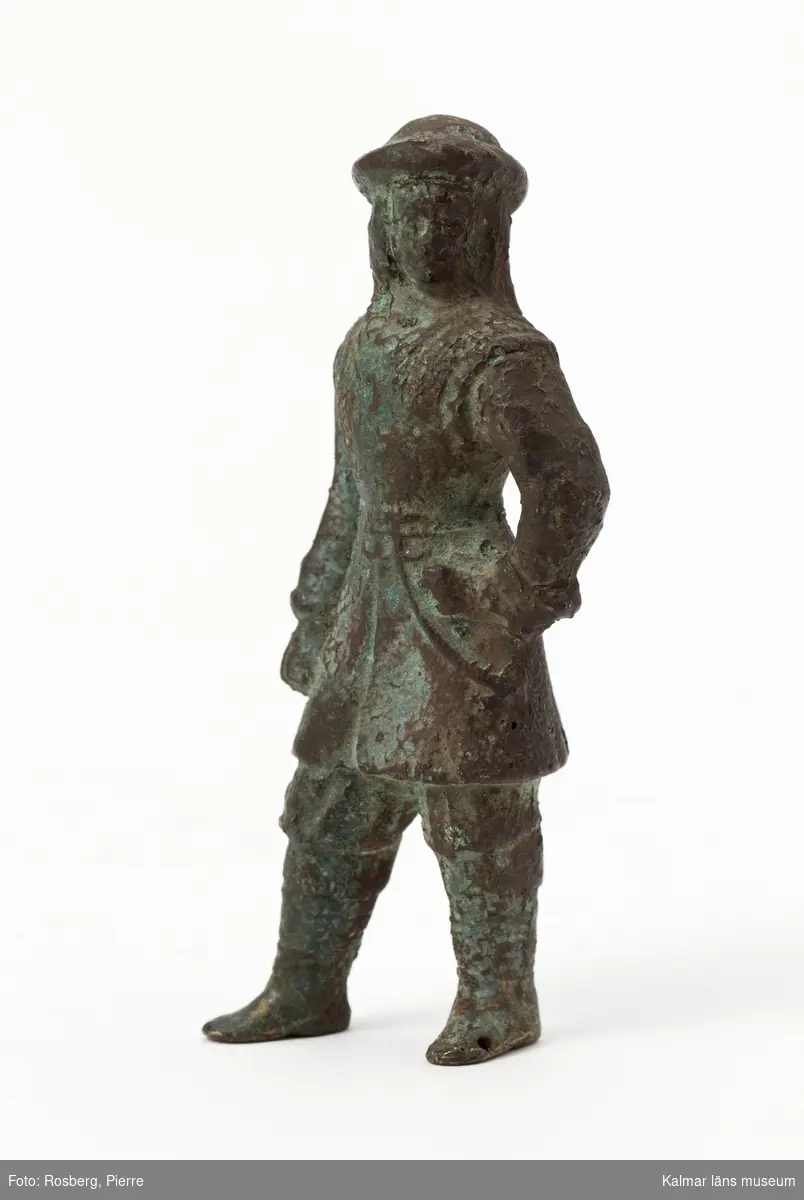 KLM 10299. Statyett, av brons. Krigare eller jägare i 1600-talsdräkt.