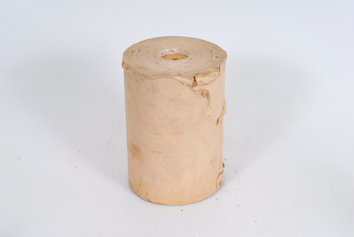 Form: sylinderformet, papir rundt en kjerne av tre
