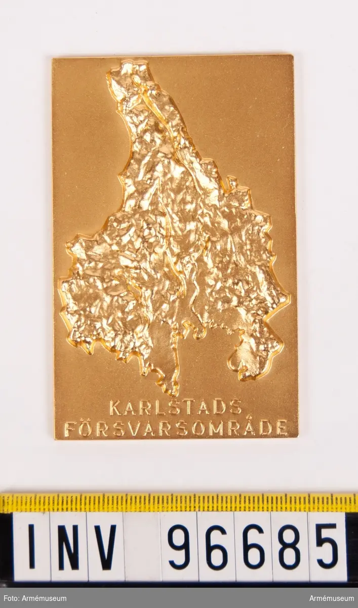 Plakett i guld för Karlstads försvarsområde.
Stans nr 19610.
1948-07-15