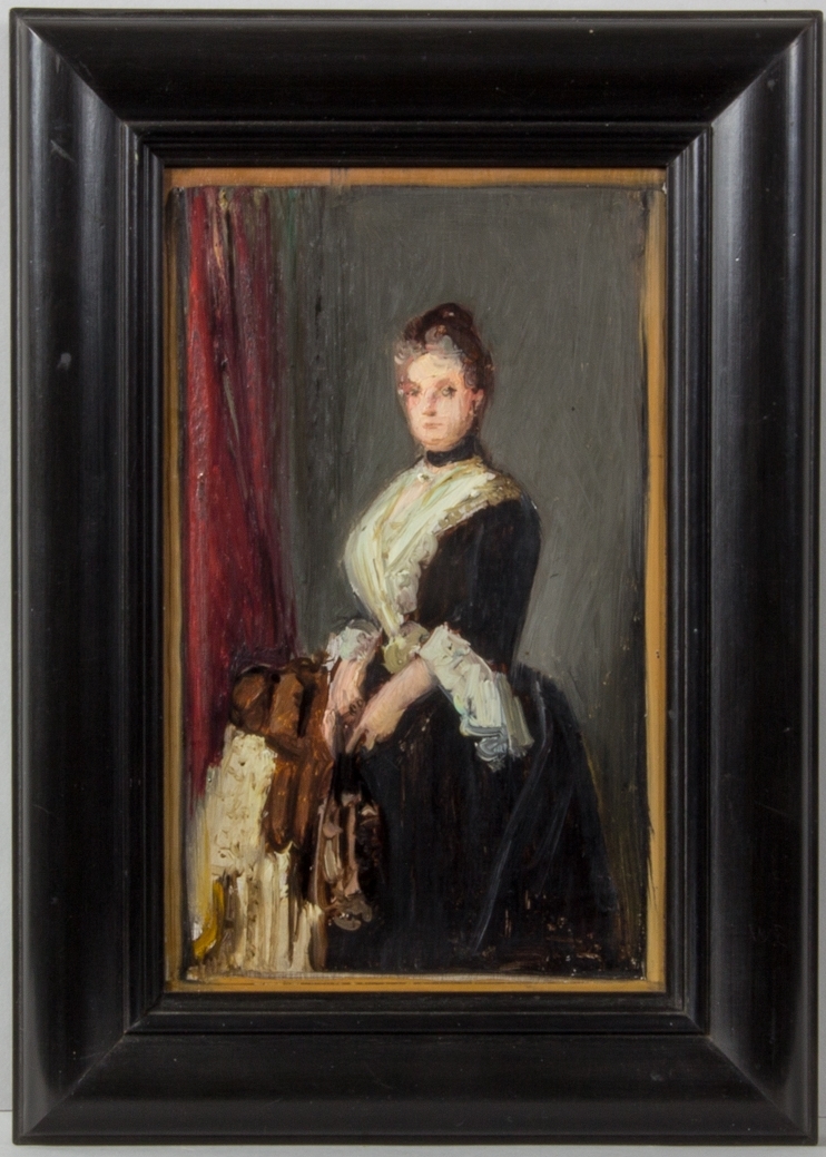 Porträttskiss föreställande fru Clara Ljunglöf. Knästycke, stående vid en skissartat utformad stol. Klädd i svart klänning med vita spetsar. Hon håller i en solfjäder med båda händerna. I bakgrunden röd gardin och mörk vägg.