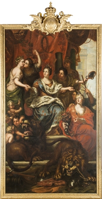 I mitten på en tron under ett rött draperi med Karl XI:s namnchiffer sitter Svea, iklädd diadem, klänning av guldtyg samt blå kronströdd hermelinsmantel. Hon förenar med sin högra hand Rättvisan och Freden, som med en kyss beseglar sin vänskap, medan hennes vänstra arm understöds av Försiktigheten, vilken håller en spegel i handen och åtföljd av Beständigheten, hållande i en kolonn. Vid Sveas fötter sitter till höger Välmågan i rödgul klänning och röd mantel, hållande ett ymnighetshorn, bakom henne skymter ett lejon lekande med fredens fyra små barn. I förgrunden ett annant lejon, som tuggar sönder krigiska emblem, i bakgrunden till höger en utblick mot ett hörn av Stockholms slott, invid vilket skymta fanor och skeppsmaster