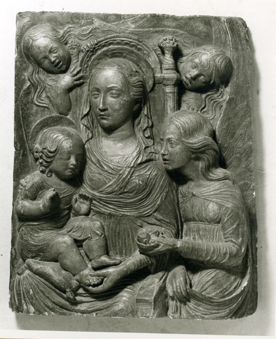 Maria omgiven av tre keruber