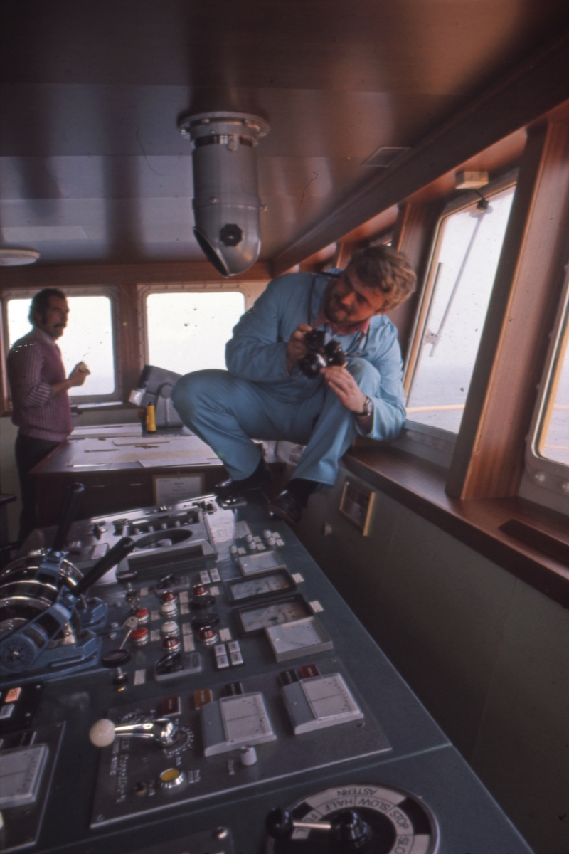 Fotografen i arbeid på broen på M/S ‘Tender Captain’ (b. 1976, Ulstein Hatlo A/S, Ulsteinvik).