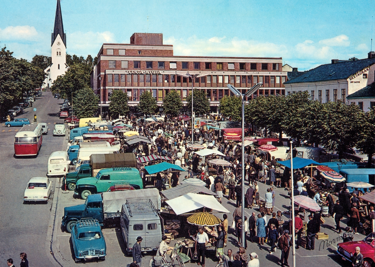 Postkort raster, Hamar, Stortorget, Torghandel, Torggata 83, Vesta-Hygea gården tegnet av arkitektene Erik Gjestvang og Sverre Gjedebo, tatt i bruk i september 1965,