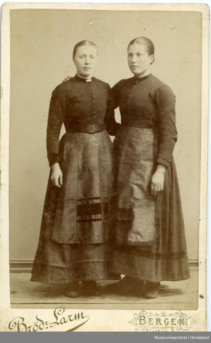 Portrett av to kvinner. Anna Loftås (t.v.) ukjent (t.h.)