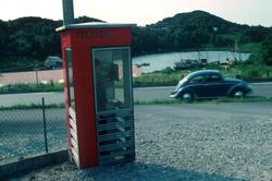Telefonkiosk myntkassen tømmes av telefonformann Gudmund Kal