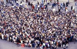 Mennesker i kø for å gå ombord i S/S ‘Norway’ (ex. ‘France’)