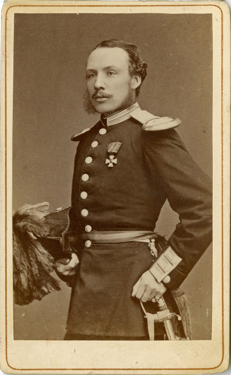 Porträtt av Erland Casper Nils Victor Kleen, löjtnant vid Andra livgardet I 2.
Se även bild AMA.0007778.