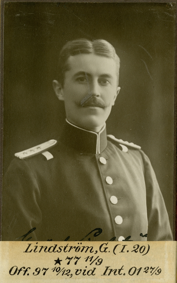 Porträtt av Gustaf Lindström, officer vid Västerbottens regemente I 20 och Intendenturkåren.

Se även bild AMA.0000845 och AMA.0009825.