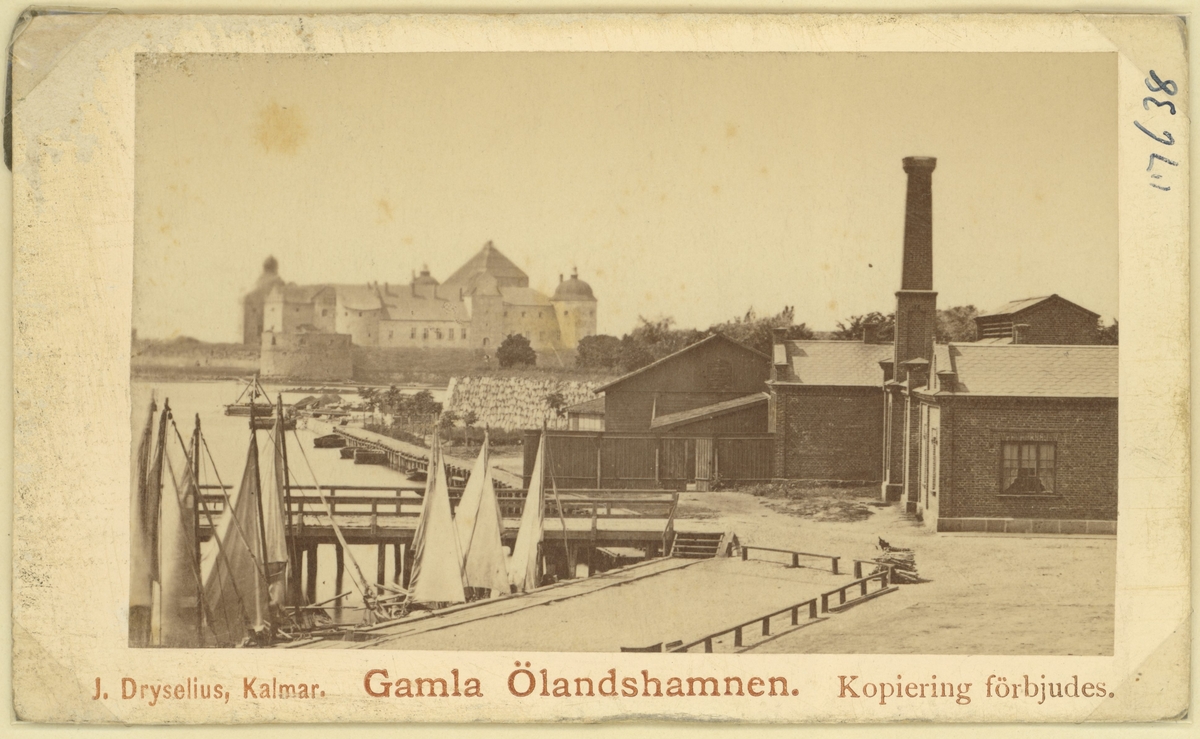 Gamla Ölandshamnen med gasverket och bastionen Christina Regina samt slottet i bakgrunden.