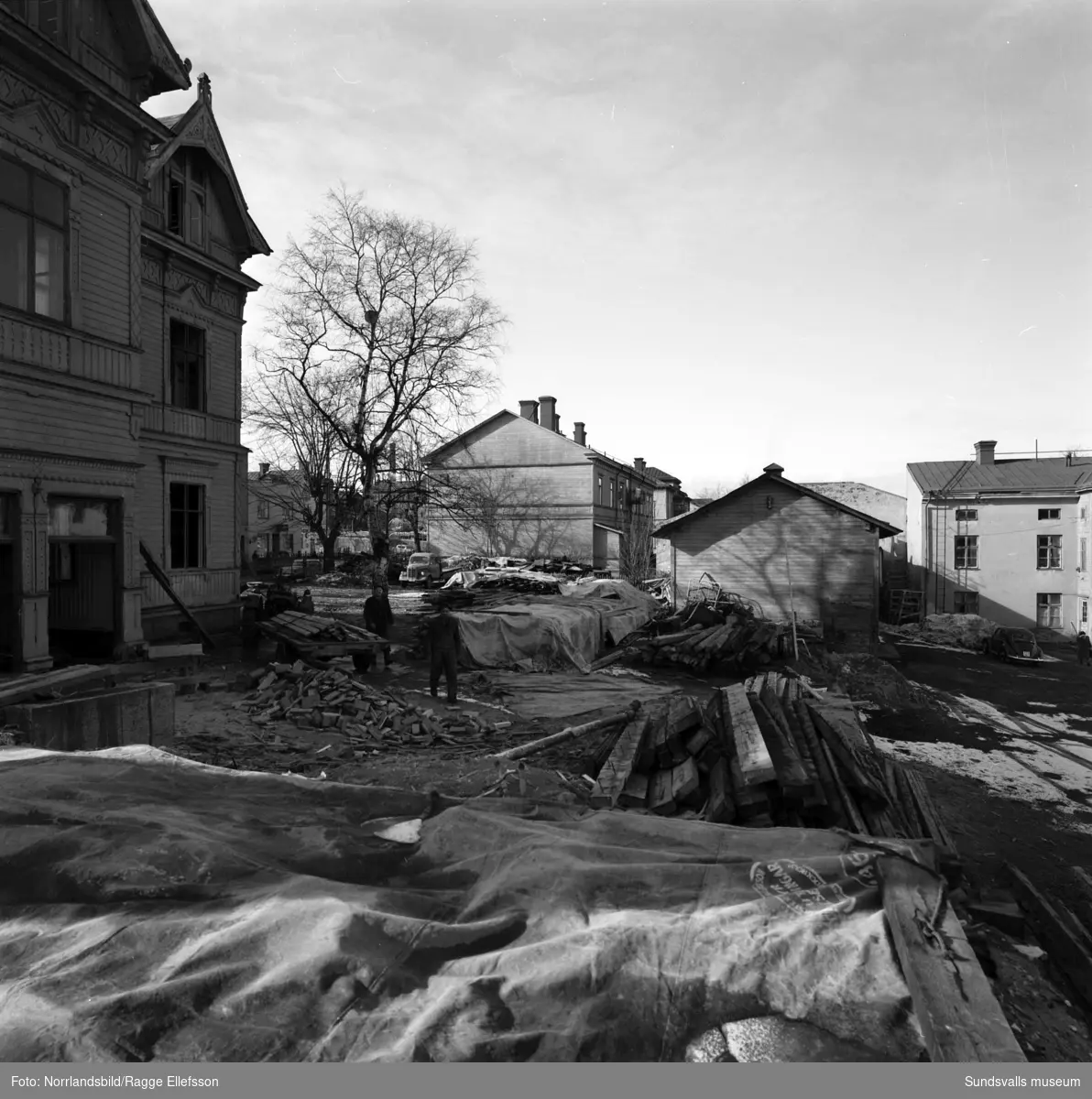 Rivning av det gamla fina trähuset på Storgatan 54, kvarteret Guldsmeden.