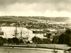 Oversiktsbilde av Mossesundet fotogafert fra Krossern. I for