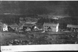 Bruslet og Brovolden , Gol. Bygningar,skog,stakettgjerde.
B