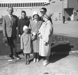 Familien Sørensen fotografert i krysset Sjøgata/Hamnegata me