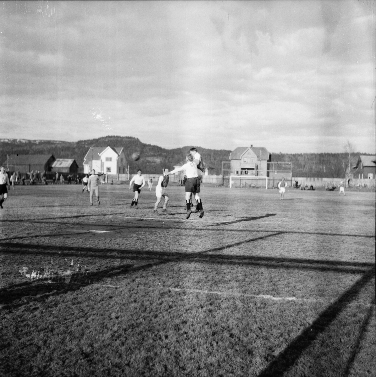 Vardens arkiv. "Fotballkamp. Odd - Storm 1-0, Kleiva" 24.04.1954