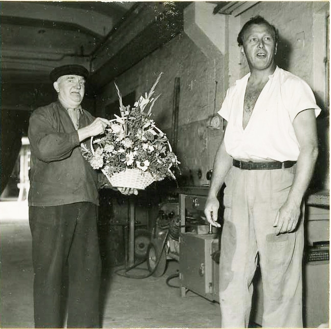AB Papyrus.  Sven "Sme-Sven"Svensson  uppmärksammas med blomma från kollega. 30/6 1956.