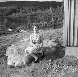 Maija Hoikka (født Gerasimoff) sitter på en stor, flat stein